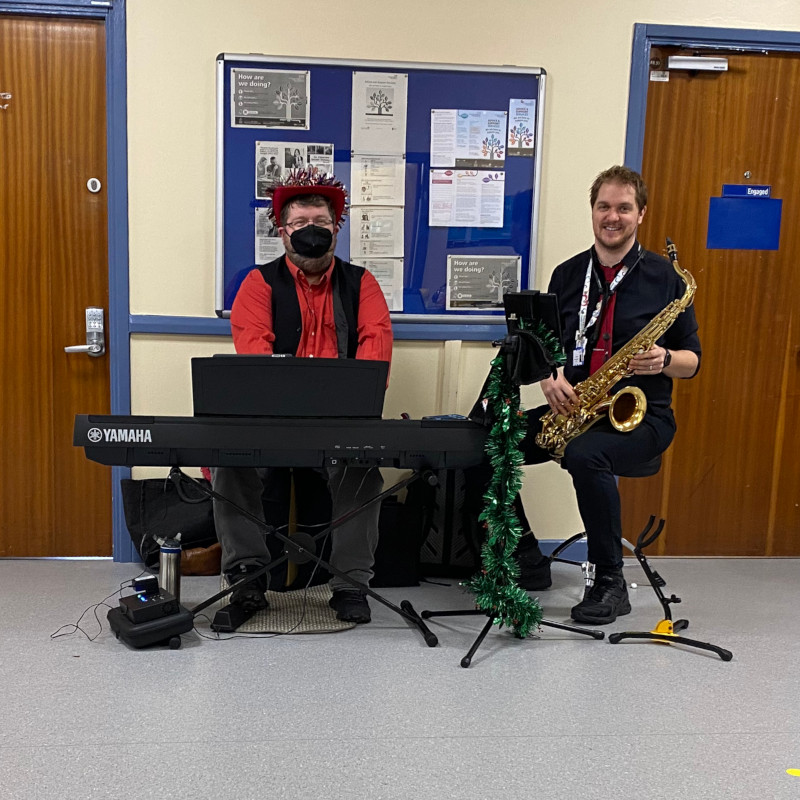 Tri Tones duo performing at UHDB Florence Nightingale Community Hospital at Xmas
