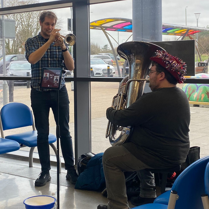 Tri Tones duo performing at UHDB Royal Derby Hospital at Christmas time