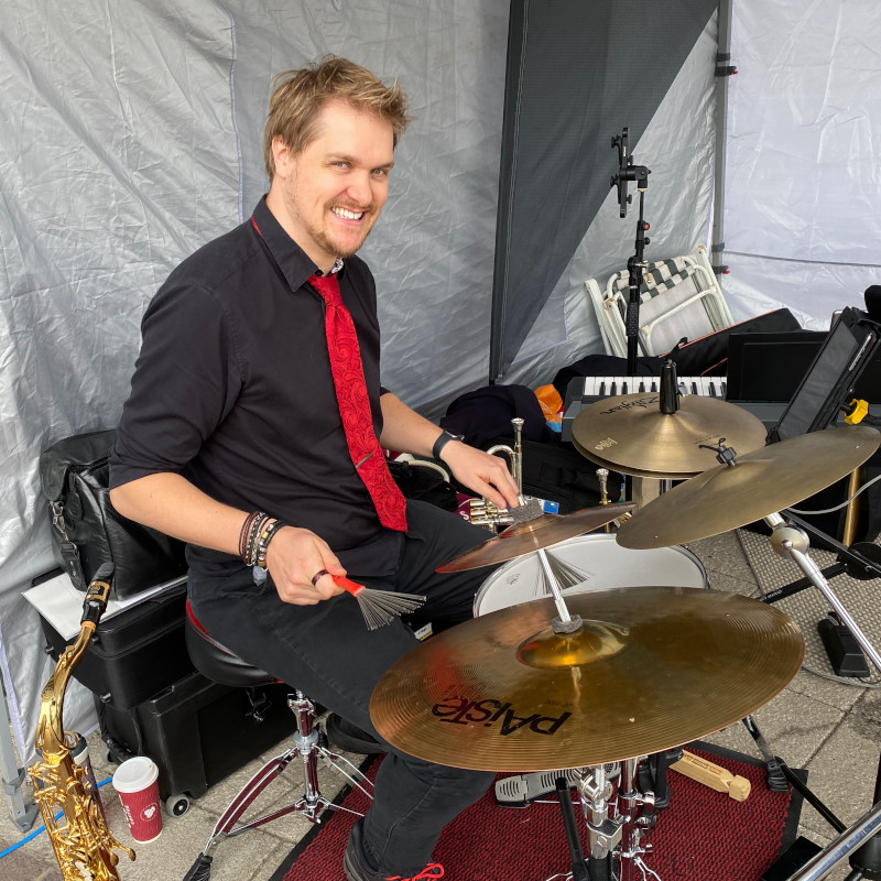 Matt Roberts performing at UHDB Royal Derby Hospital Buskathon